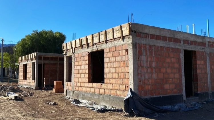 Obra en construcción de viviendas del programa Tenemos Futuro, con paredes de ladrillo y estructuras de hormigón.