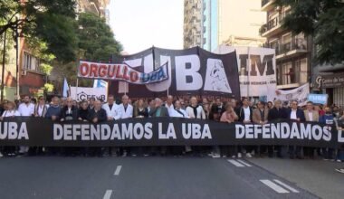 Imagen de archivo de una protesta de trabajadores y docentes de la UBA con una pancarta que reclama defender la universidad pública.