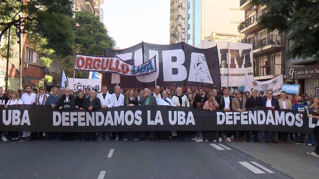 Imagen de archivo de una protesta de trabajadores y docentes de la UBA con una pancarta que reclama defender la universidad pública.