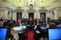 El recinto del Senado argentino durante una votación, con legisladores levantando la mano.