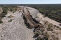 Maquinaria trabajando en el reencauzamiento y la consolidación de defensas de un tramo del río Luján.