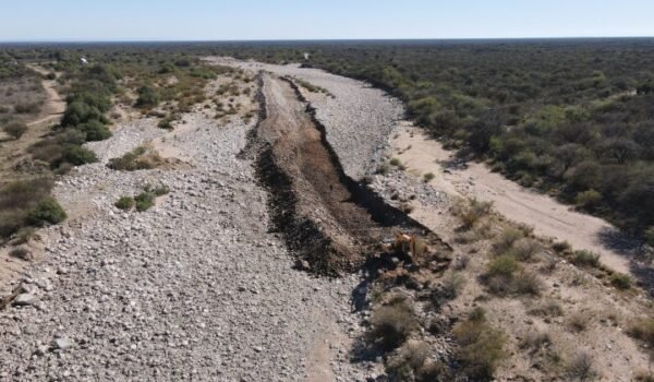 Maquinaria trabajando en el reencauzamiento y la consolidación de defensas de un tramo del río Luján.