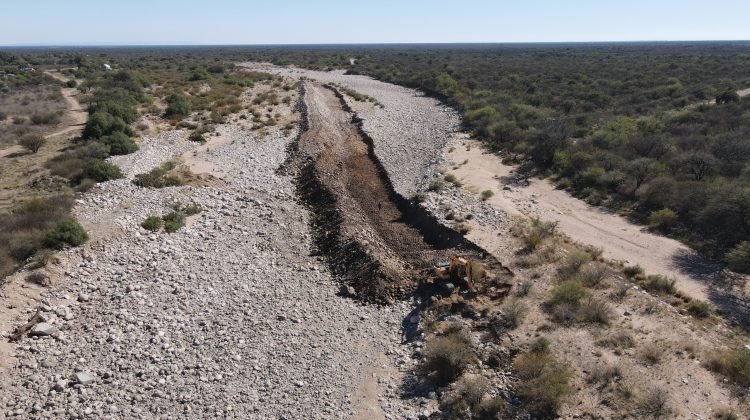 Maquinaria trabajando en el reencauzamiento y la consolidación de defensas de un tramo del río Luján.