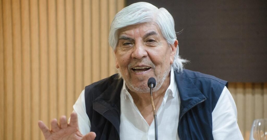 Imagen de archivo de Hugo Moyano hablando ante un micrófono.