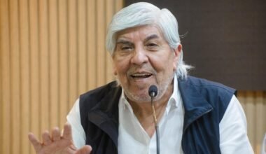 Imagen de archivo de Hugo Moyano hablando ante un micrófono.