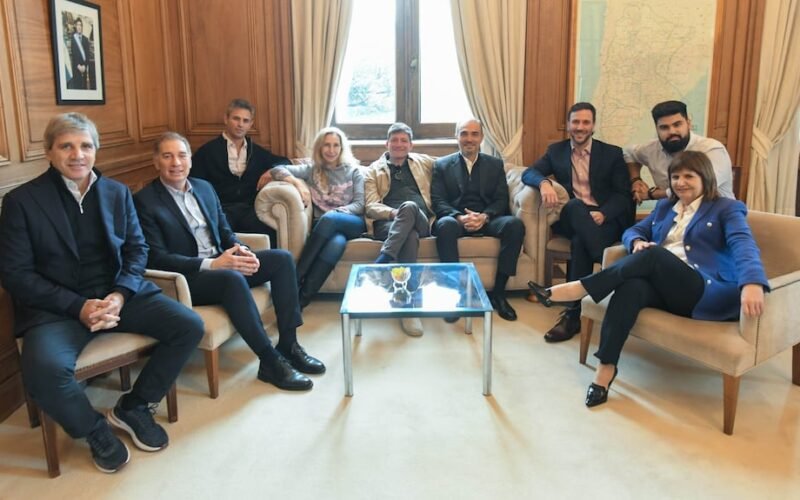Funcionarios del Gobierno reunidos en la mesa política en la Casa Rosada.
