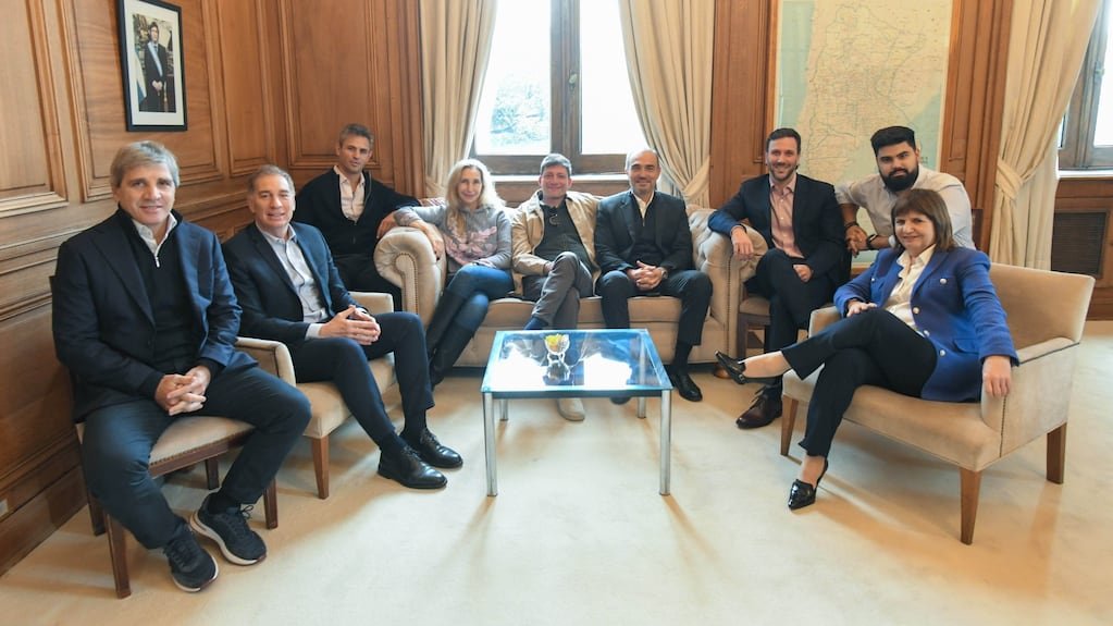 Funcionarios del Gobierno reunidos en la mesa política en la Casa Rosada.