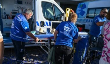 Imagen de archivo de personal operativo de SEMPRO junto a una ambulancia.