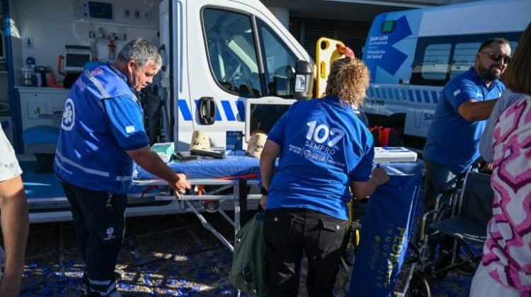 Imagen de archivo de personal operativo de SEMPRO junto a una ambulancia.