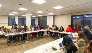 Participantes del encuentro federal sobre políticas de igualdad reunidas alrededor de una mesa en Buenos Aires.