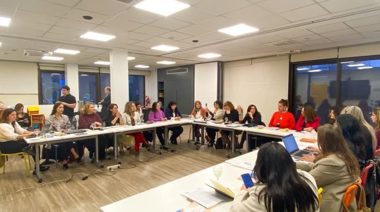 Participantes del encuentro federal sobre políticas de igualdad reunidas alrededor de una mesa en Buenos Aires.