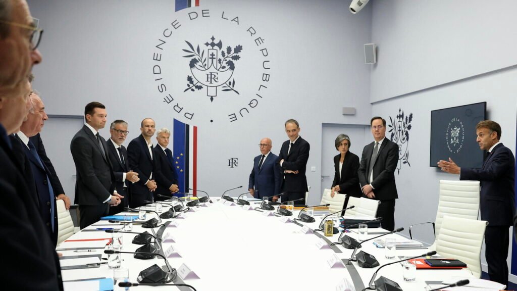 Reunión oficial alrededor de una mesa en una sala de la Presidencia francesa.