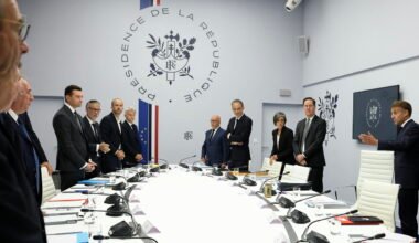 Reunión oficial alrededor de una mesa en una sala de la Presidencia francesa.