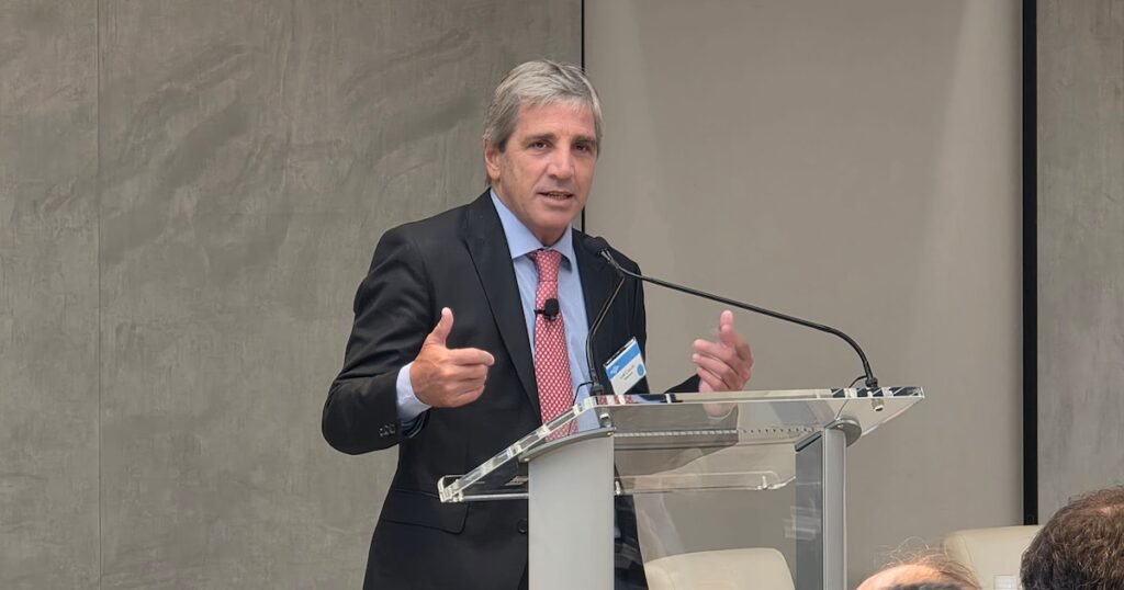 Luis Caputo expone ante inversores en Nueva York desde un atril.