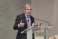 Luis Caputo expone ante inversores en Nueva York desde un atril.