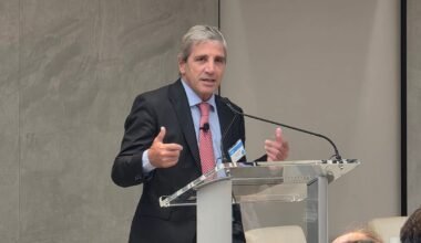 Luis Caputo expone ante inversores en Nueva York desde un atril.