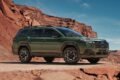 Imagen ilustrativa del nuevo Subaru Outback, un SUV verde fotografiado frente a formaciones rocosas.