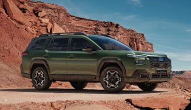 Imagen ilustrativa del nuevo Subaru Outback, un SUV verde fotografiado frente a formaciones rocosas.