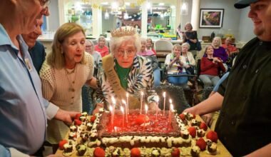Imagen contextual de Anna Decanini en la celebración de su cumpleaños, rodeada de familiares y una torta.