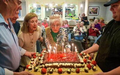 Imagen contextual de Anna Decanini en la celebración de su cumpleaños, rodeada de familiares y una torta.
