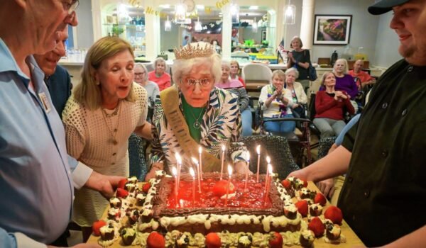 Imagen contextual de Anna Decanini en la celebración de su cumpleaños, rodeada de familiares y una torta.