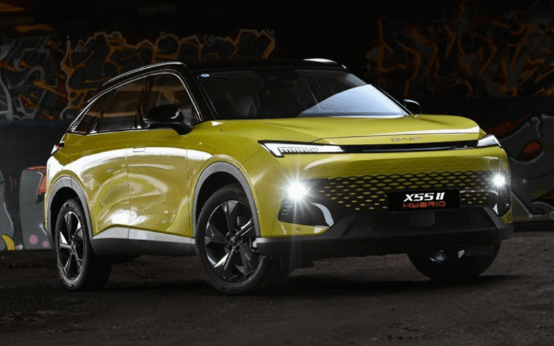 Imagen de archivo del BAIC X55 II Hybrid, de color verde y blanco.