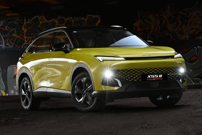 Imagen de archivo del BAIC X55 II Hybrid, de color verde y blanco.