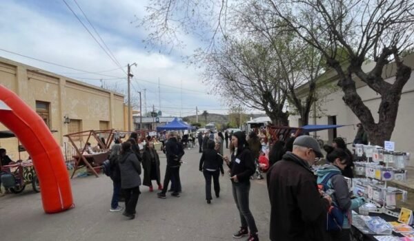 Asistentes recorren puestos durante la Feria Cultural del Libro de San Francisco del Monte de Oro.