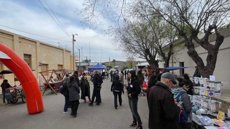 Asistentes recorren puestos durante la Feria Cultural del Libro de San Francisco del Monte de Oro.