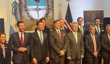 Delegación en un encuentro oficial, en una imagen contextual relacionada con la cooperación entre Argentina y Estados Unidos.