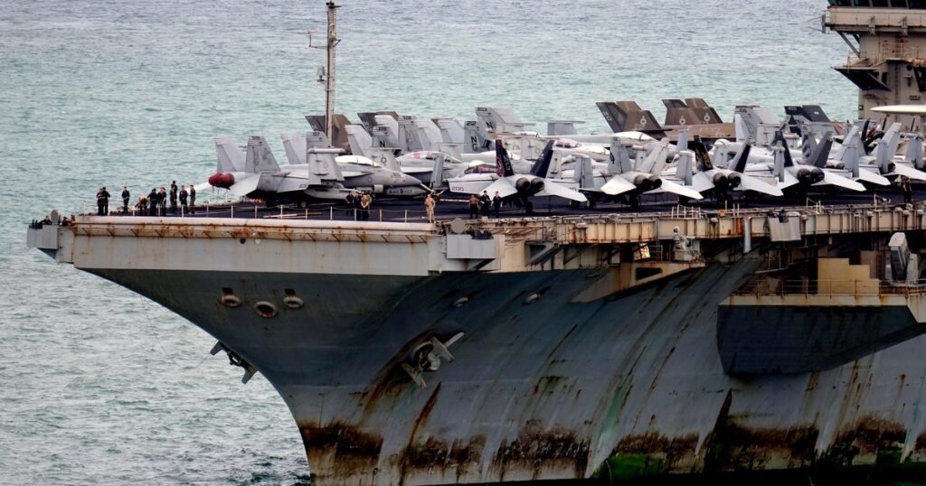 Imagen contextual de un portaaviones en el mar.