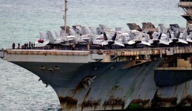 Imagen contextual de un portaaviones en el mar.
