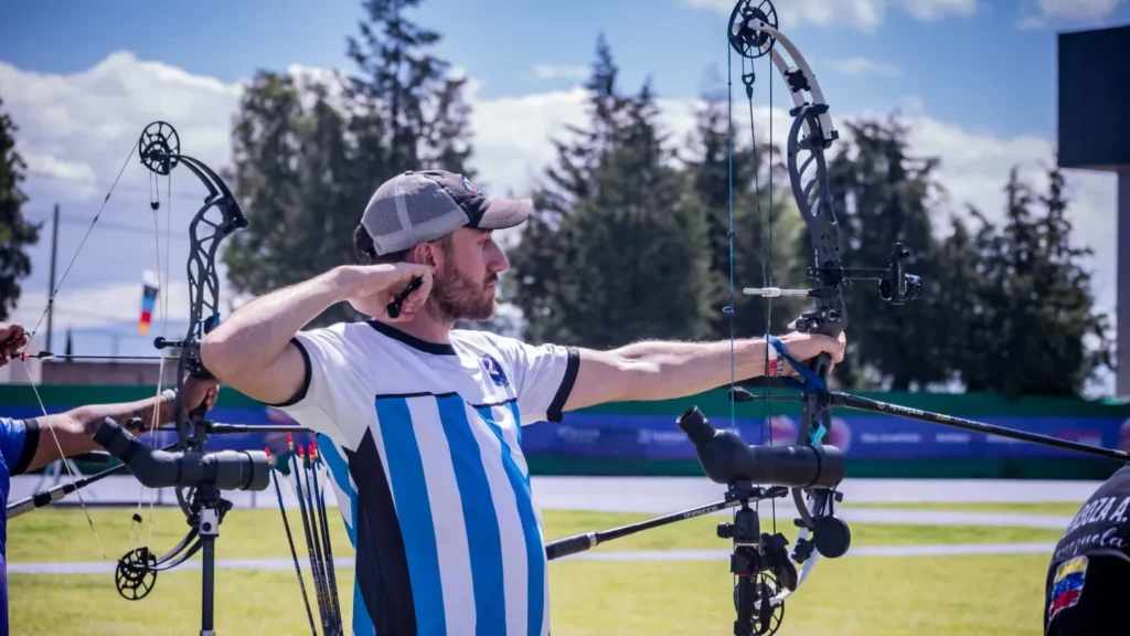 Imagen de archivo de Iván Nikolajuk practicando tiro con arco.