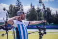Imagen de archivo de Iván Nikolajuk practicando tiro con arco.