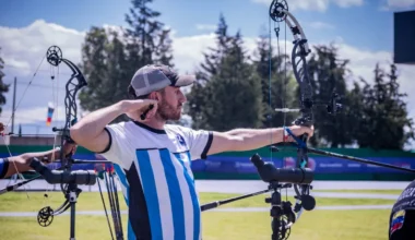 Imagen de archivo de Iván Nikolajuk practicando tiro con arco.