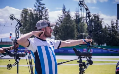 Imagen de archivo de Iván Nikolajuk practicando tiro con arco.
