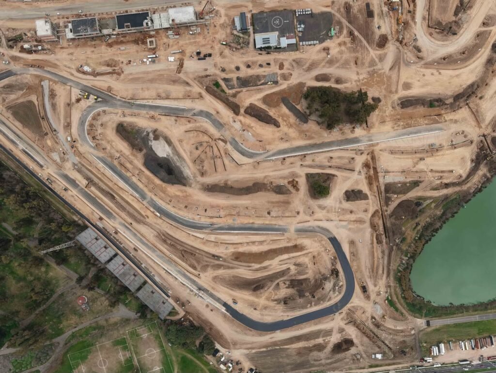 Vista aérea de las obras de renovación en el Autódromo Oscar y Juan Gálvez.