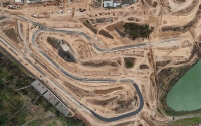 Vista aérea de las obras de renovación en el Autódromo Oscar y Juan Gálvez.