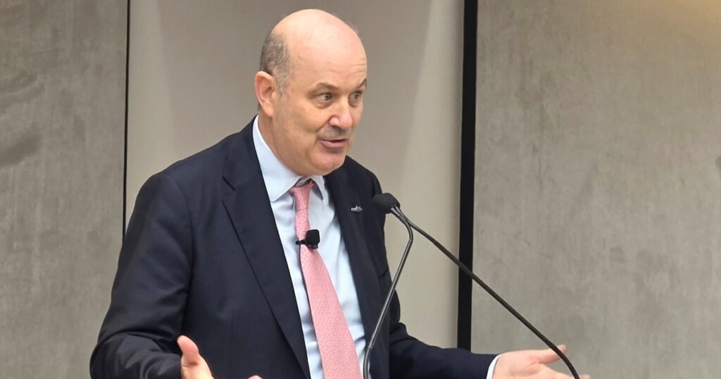 Federico Sturzenegger habla ante un micrófono durante una exposición.