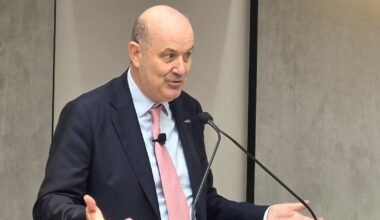 Federico Sturzenegger habla ante un micrófono durante una exposición.