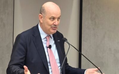 Federico Sturzenegger habla ante un micrófono durante una exposición.