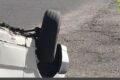 Un automóvil blanco volcado sobre el pavimento tras el choque en el barrio San Martín.