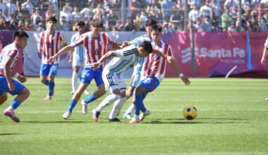 Acción del partido entre Argentina y Paraguay en la final de fútbol masculino de los Juegos Suramericanos Santa Fe 2026.