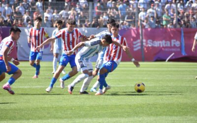Acción del partido entre Argentina y Paraguay en la final de fútbol masculino de los Juegos Suramericanos Santa Fe 2026.