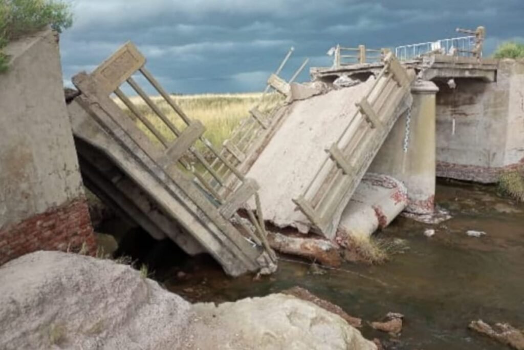 El puente colapsado de Arroyo Venado, con partes de la estructura caídas sobre el cauce.