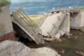 El puente colapsado de Arroyo Venado, con partes de la estructura caídas sobre el cauce.