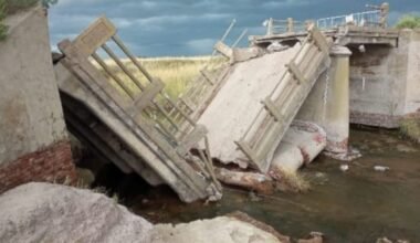 El puente colapsado de Arroyo Venado, con partes de la estructura caídas sobre el cauce.