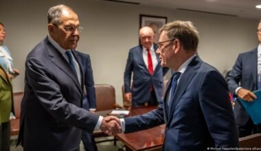 Johann Wadephul y Serguéi Lavrov se estrechan la mano durante su reunión en la ONU.