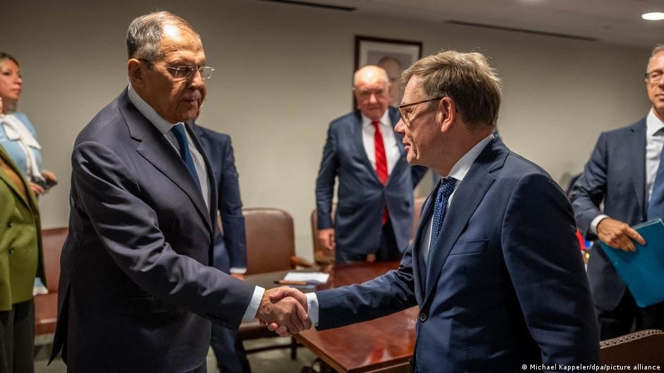 Johann Wadephul y Serguéi Lavrov se estrechan la mano durante su reunión en la ONU.