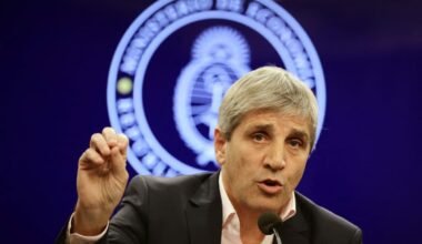 Imagen de archivo de Luis Caputo durante una intervención pública.